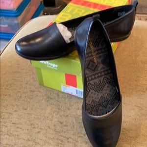 Brand New in box BareTraps 6 1/2 M